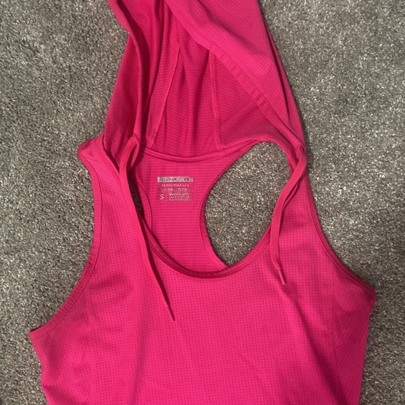 Cute pink workout tank with hood - Picture 3 of 5